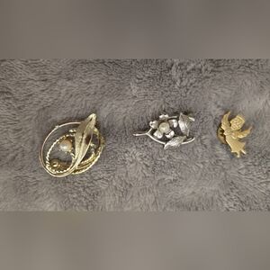 Bundle of pins/brooches Angel, Floral, Leaf